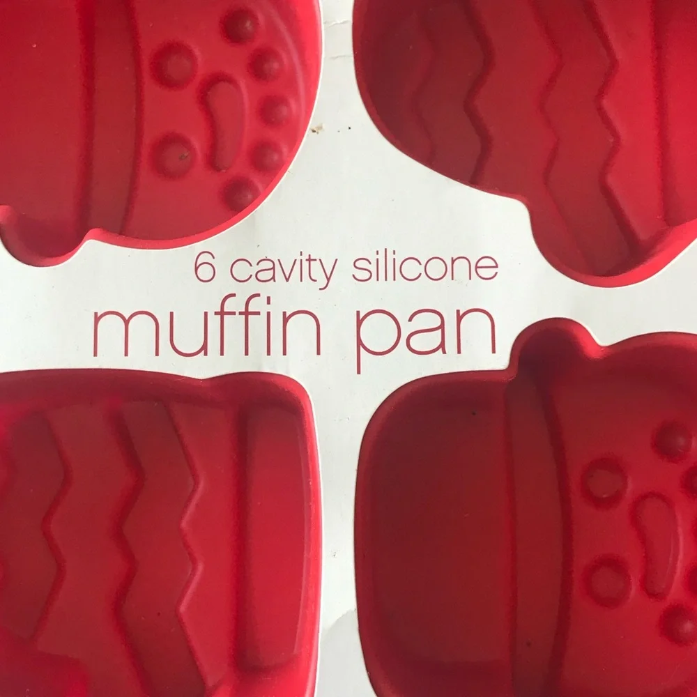 New WILTON 6 Cavity Silicone Muffin Pan Snowman Mitten Christmas Holidays Winter